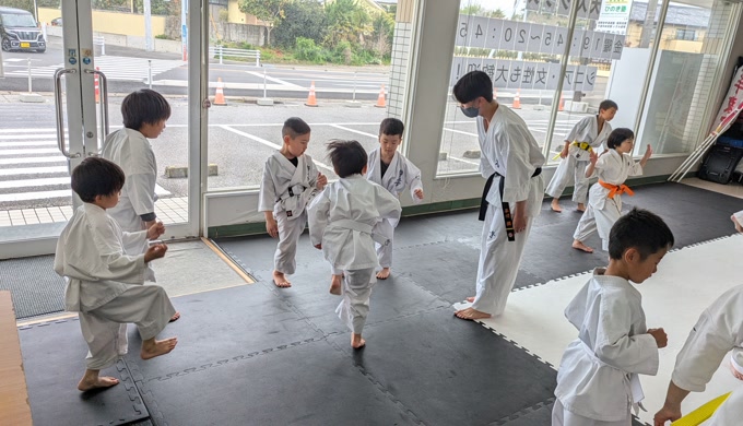 道場で稽古に取り組む子どもたち(フルマット完備)