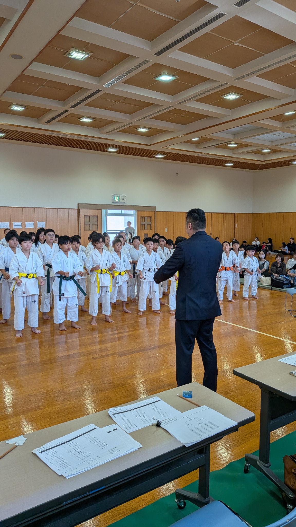 千葉中央支部型交流試合で整列する選手たちと指導者